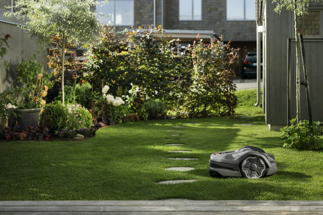 Robotická sekačka Husqvarna Automower 305E NERA s EPOS